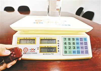 遙控特制電子秤賣米的方法騙得金錢，作案工具電子秤予以沒收。(圖1)
